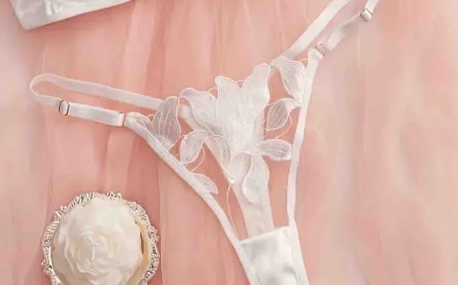 Panty de encaje marfil sobre satín rosa con rosa blanca